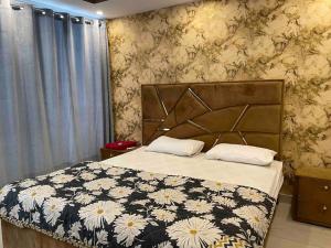拉合尔3 bed Luxurious Apartment DHA PH8的一间卧室配有一张带黑白毯子的床