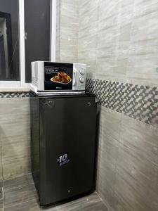 拉合尔3 bed Luxurious Apartment DHA PH8的冰箱上方的烤面包机烤箱