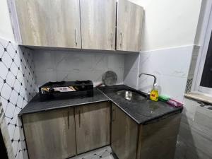 拉合尔3 bed Luxurious Apartment DHA PH8的一个带水槽和柜台的小厨房