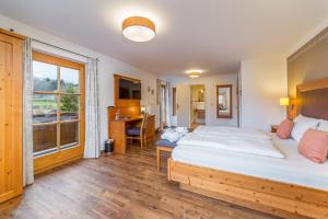 巴特维塞盖斯特豪斯林斯吉尔酒店的一间卧室配有一张床、一张书桌和一个窗户。