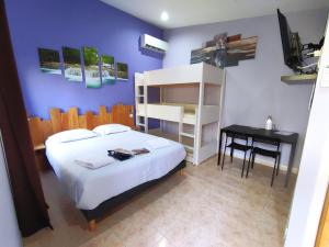 维特拉克塔里豪宅酒店的卧室配有白色的床、书桌和双层床。