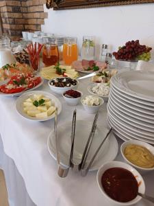 OsłoninoFilip Pokoje - Osłonino nad zatoką的桌上放有盘子和碗的食物
