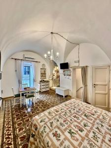 奥斯图尼Casetta Giorgia的一间卧室配有一张床铺和一张桌子,还设有一间厨房