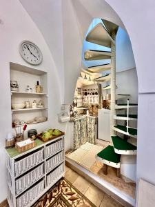 奥斯图尼Casetta Giorgia的一间厨房,在房间内有螺旋楼梯