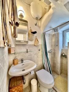 奥斯图尼Casetta Giorgia的一间带水槽、卫生间和淋浴的浴室