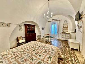 奥斯图尼Casetta Giorgia的一间卧室,卧室内配有一张大床