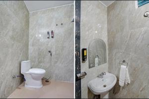 瓦拉纳西FabHotel Nandini Grand的浴室的两张照片,配有卫生间和水槽