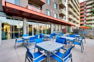 凤凰城Sophisticated City Living Apartments at Roosevelt Point, Phoenix的户外庭院配有蓝色的桌椅。