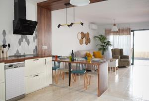普拉亚布兰卡Meraki的厨房以及带桌椅的用餐室。