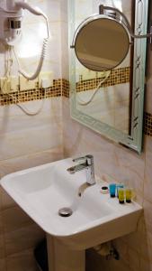 吉达Golden New Hira Hotel的浴室设有白色水槽和镜子