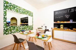 奥罗塞伊Casa Mian - Bed and Breakfast的一间带桌椅和黑板的用餐室