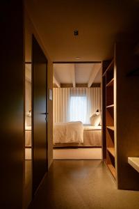 锡姆里斯港Hotel Vyn的一间小卧室,配有床和窗户