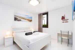 美洲海滩Nice apartment in the heart of Las Americas的白色卧室配有白色的床和椅子