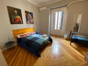 马德里Arc House Madrid - Puerta del Sol Only Adults的一间卧室配有一张床,铺有木地板