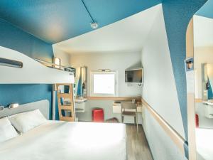 布尔日布尔日宜必思快捷酒店的小房间设有一张床和一张书桌
