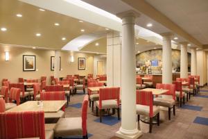 小石城康福特茵总统套房酒店的一间用餐室,配有红色的椅子和桌子