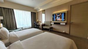 大诺伊达大诺伊达区丽笙酒店的酒店客房设有两张床和电视。