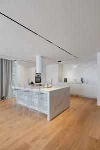 乌兰巴托Luxury House at Xanadu Residence的白色的厨房配有柜台和椅子