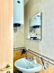 地拉那Easy Peasy - 9th floor view downtown的浴室设有白色水槽和镜子
