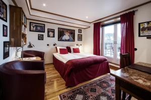 瓦尔贝里Hotell Havanna的一间卧室配有一张床、一张书桌和一个窗户。