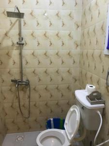 SukutaFlower House的一间带卫生间和淋浴间的浴室