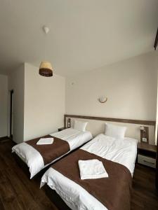 ChakalarovoБялата Къща的两张位于酒店客房的床,配有毛巾