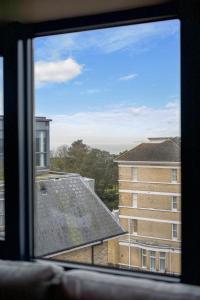伯恩茅斯Westcliff Penthouse with Sea Views and Balcony的从建筑的窗户欣赏美景