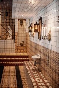 瓦尔贝里Hotell Havanna的瓷砖浴室设有水槽和水槽