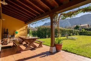 CuerresCasa ideal para familia en Ribadesella Africa的庭院设有桌子,享有庭院的景色