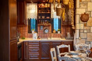 加里维亚-菲拉克迪斯Margarita's House的厨房配有水槽和桌椅