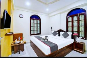 JojeraHotel Jheel Mahal New Town Inn West Bengal - Couple Friendly的一间卧室设有一张大床和一个水槽