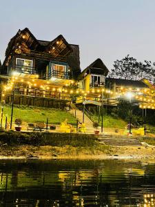 峰牙Phong Nha Memory Homestay的水边灯的建筑物