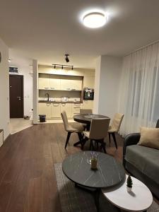 巴尼亚科维利亚查Vila Drina Apartments的客厅配有沙发和桌子