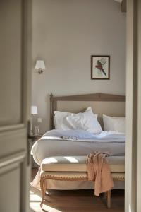 纳博讷Château Capitoul的一间卧室配有一张带白色床单的大床