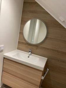 耶姆赛Tähtitaivas的一间带水槽和镜子的浴室