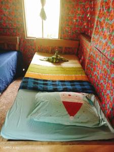 White SandsTanna Eagle twin volcano view tree house的一间卧室配有两张单人床。