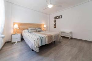 瓦伦西亚Piso Carolina的一间卧室配有一张大床和木制床头板