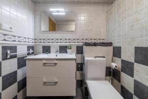 瓦伦西亚Piso Carolina的一间带水槽、卫生间和镜子的浴室