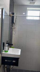 哥打巴鲁De Vianna Apartment Wakaf Che Yeh的浴室设有白色水槽和镜子