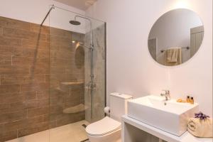 科孚镇Luna Inn B&B的浴室配有卫生间、盥洗盆和淋浴。