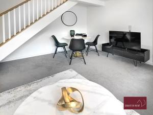 BlackwaterFarnborough - Newly Refurbished 2 Bedroom Home的客厅设有楼梯和桌椅