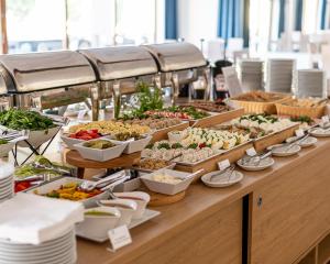 奥尔什丁欧米茄酒店的包含多种不同食物的自助餐