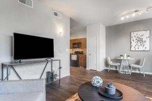 奥斯汀Landing Modern Apartment with Amazing Amenities (ID2956X24)的客厅配有大屏幕平面电视