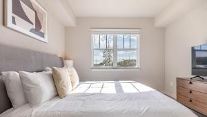 Fort Myers VillasLanding Modern Apartment with Amazing Amenities (ID8083X57)的卧室配有白色的床和窗户。