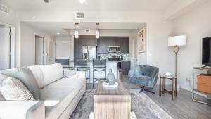 Fort Myers VillasLanding Modern Apartment with Amazing Amenities (ID8083X57)的客厅配有沙发和桌子