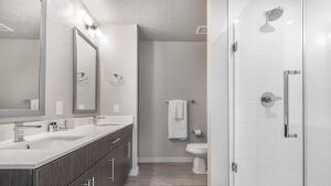 Fort Myers VillasLanding Modern Apartment with Amazing Amenities (ID8083X57)的白色的浴室设有水槽和卫生间。