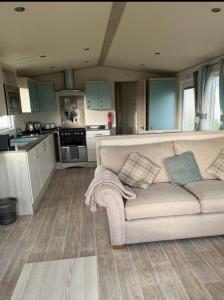 坦伯利GDs Luxury Caravan Hire Turnberry Holiday Park的带沙发的客厅和厨房