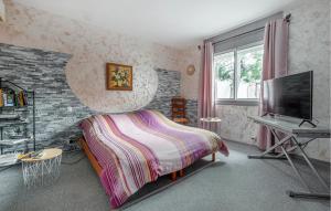 凯萨尔格3 Bedroom Awesome Home In Caissargues的一间卧室配有一张床和一台平面电视
