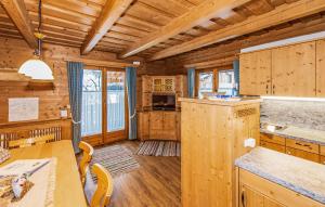 瓦格赖恩Gorgeous Home In Wagrain With House A Mountain View的小木屋厨房设有木墙和木地板