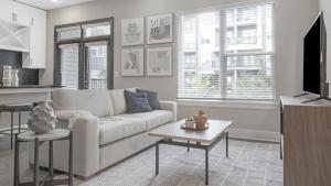 迪凯特Landing Modern Apartment with Amazing Amenities (ID1208X667)的白色的客厅配有沙发和桌子